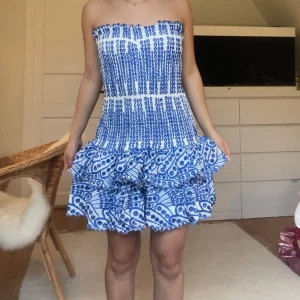 Klänning - Så himla drömmig snygg klänning. Perfekt till sommaren! Den är stretching och passar fler soliga storlekar xs-m?