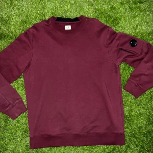Cp company tröja  - Riktigt stilig tröja i bra skick har även nfc, köpt på Johnells för 2500kr. Stolek XL men kan lätt passa L ochså.