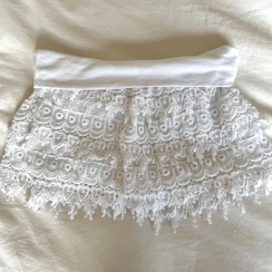 Vit spetskjol - köpt på spansk marknad. inbyggda shorts. Passar xs-s.