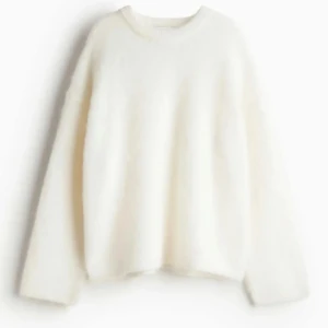 Vit fluffig stickad mohair tröja H&M - Supermjuk och fluffig vit stickad mohair tröja från H&M i storlek S. Pris går att diskutera