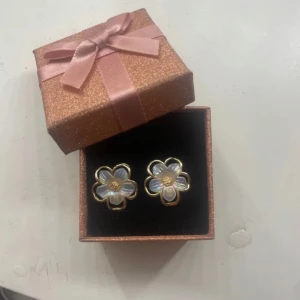 Blommiga örhängen i guld och pärlemor - supergulliga öronhängen i guld, säljer då de tyvärr inte kommer till användning! 💕