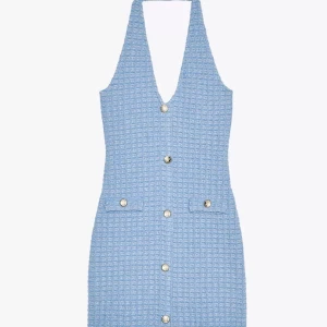 Klänning Zara - Supersnygg blå kortklänning med djup v-ringning och markerad struktur. Klänningen är ärmlös, har dekorativa knappar framtill/ . Perfekt för dig som vill sticka ut med en trendig och fräsch look. Från zara aldrig använd slutsåld online 