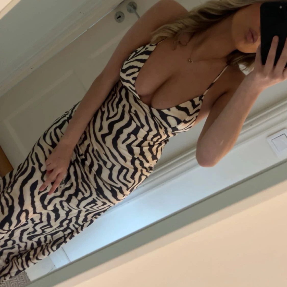 Zebraklänning med öppen rygg - 2