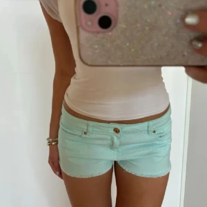 Turkosa jeansshorts - Säljer ett par turkosa skitsnygga jeansshorts🩵