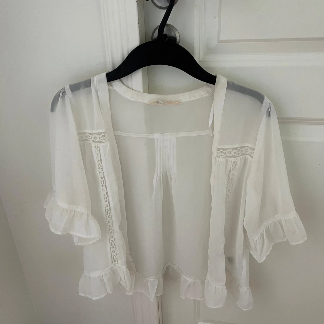 Vit blus med volang / bolero