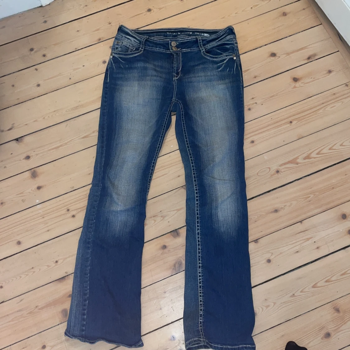 Wallflower blå bootcut jeans med broderi