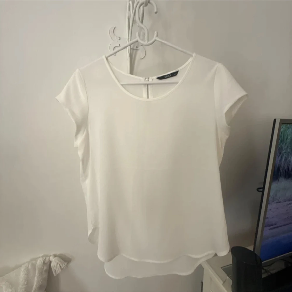 Vit blus från Only med dragkedja