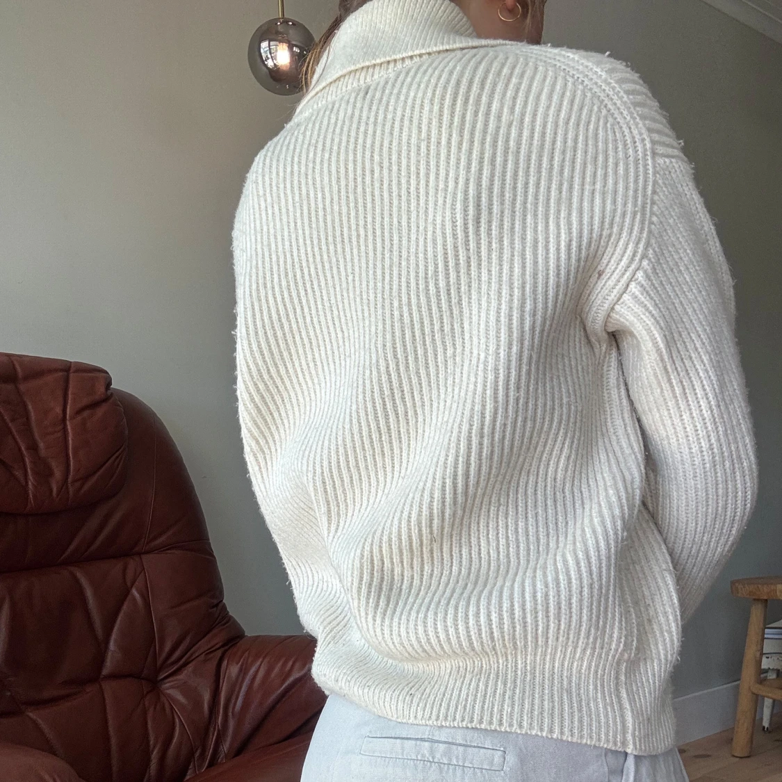 Vit ribbstickad tröja med krage - 2