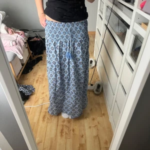 Kjol - Sommrig kjol som tyvärr inte kommer till användning längre. Fint skick och sparsamt använd. Från gina tricot i storlek 158/164💕