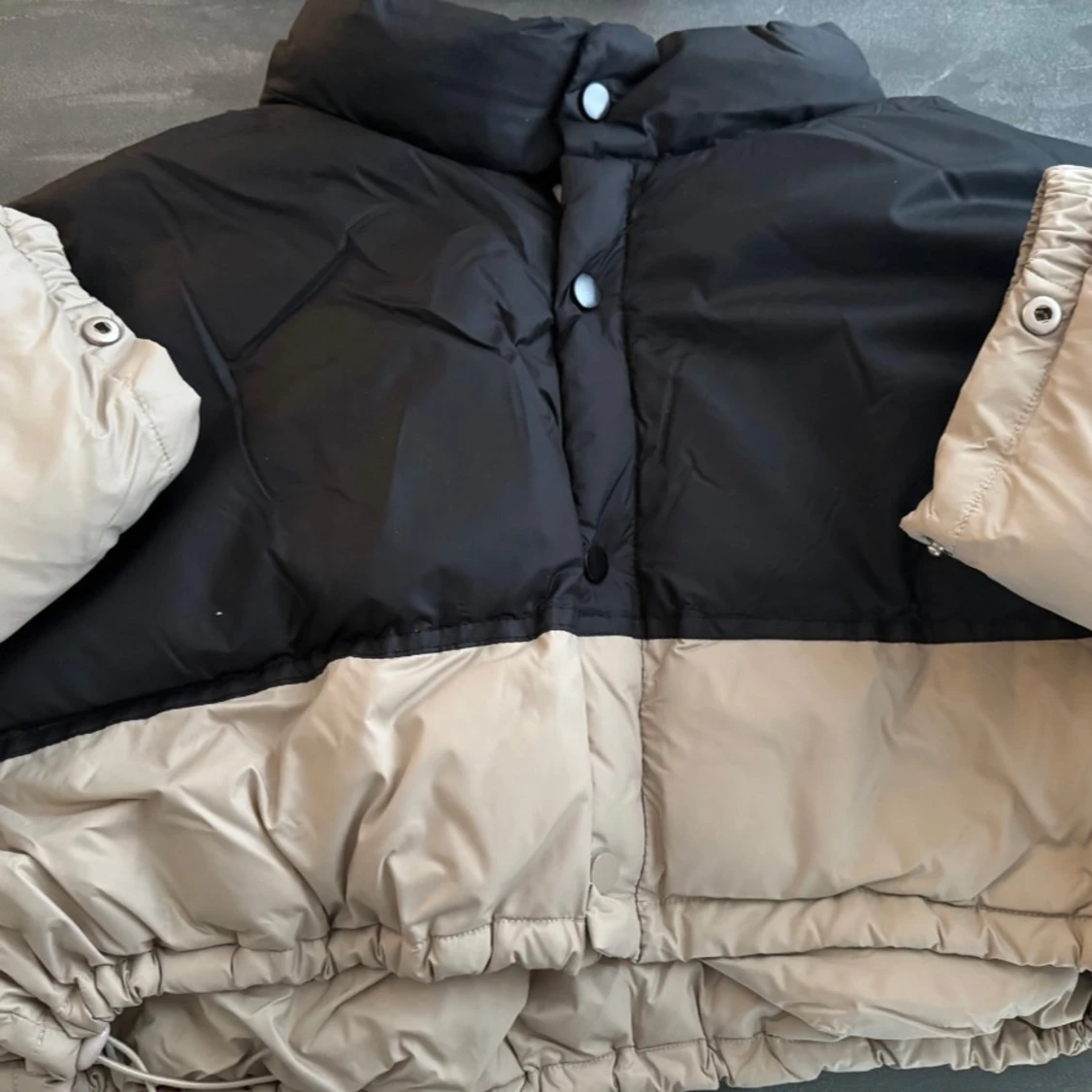 Beige och svart oversized croppad pufferjacka i dunn  - 2