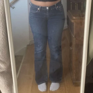 lågmidjade levis jeans  - skit snygga levis jeans!! modellen på bilden är 163cm och har vanligtvis S/M i jeans. OBS!! har ett pytte litet hål i skrevet, men kan lätt fixas genom att sy 🤍