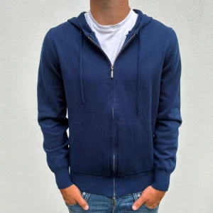 Stickad hoodie - Mörkblå stickad zip hoodie | Storlek S | Modellen är 177cm lång | Endast använd 2 gånger, därför skick 10/10 | Hör av dig vid frågor🌟