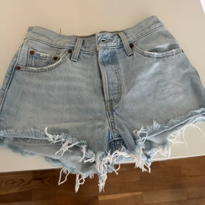 Levi's ljusblå jeansshorts  - Ljusblå jeansshorts från Levi's. Storlek 32. Insydda i midjan för att passa bättre