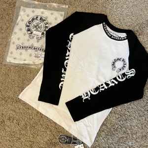 CHROME HEARTS LÅNGÄRMAD - hej, säljer denna chrome hearts lång ärmad/long sleeve, tröjan är i nyskick och allt medföljer dvs poly bag och tags. Tröjan behövs endast strykas annars är den felfri.