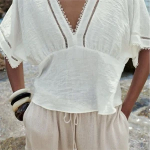 Vit blus i linne med v-ringning - Superfin vit blus från Zara i luftig linnemix med v ringning och spetsdetaljer runt.  Använd ca 2 gånger.