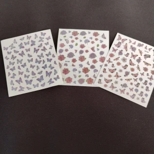 Nail stickers i fjärilar och blommor - 3 stycken Nail stickers i fjärilar och blommor som är i mycket bra skick och nästan helt oanvända. Perfekta till en somrig nagel look.