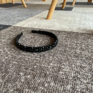 Svart glittrigt diadem - Snyggt svart glittrigt diadem som ger en riktigt cool och lyxig känsla!!💞 Diademet har en stadig form och insidan är klädd i svart tyg med korsade tråddetaljer för extra grepp. Perfekt för att lyfta vilken outfit som helst!
