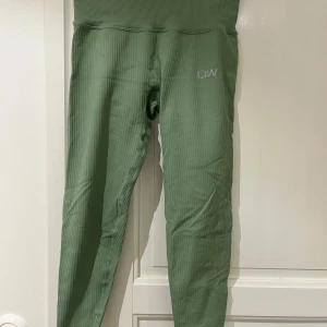 Gröna ribbade leggings från ICANIWILL - Ribbade thights från iciw, ficka bak för t ex nyckel. 