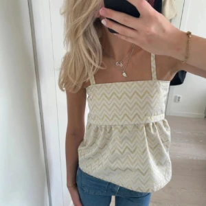 Vit och guldmönstrad linnetopp - Vit och guldmönstrad linnetopp