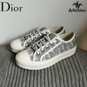 Gråa Walk’N’Dior - Riktig snygga grå dior sneakers i riktig bra skick | nypris ca 10 000 vid snabb affär 3899 | kvitto finns |skriv vid frågor🙌