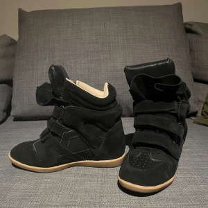 Svarta isabell Marant  - Hejsan, säljer nu mina isabell Marant som jag köpte men som jag bara använt ett fåtal gånger utomhus, Lite synd men så är det🙂. Orderbekräftelse skickas vid förfrågning. Kom gärna med prisförslag eller om ni funderar över något är det bara att skriva💕