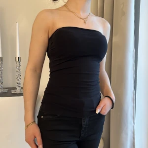 Svart tubtopp - Säljer min tubtopp i strl XS. Passar även en XXS. Använd, bra skick.