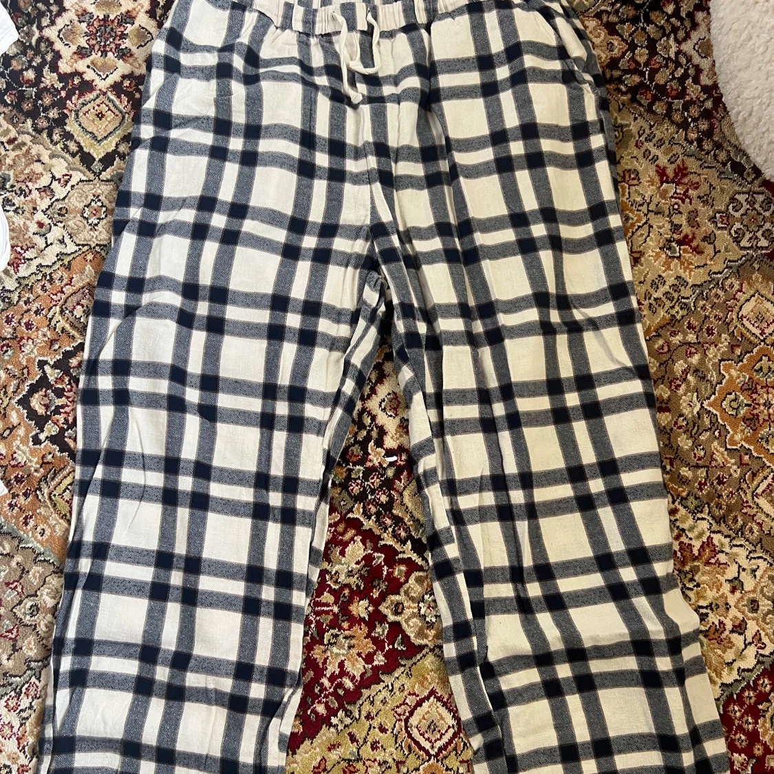 Rutiga mjukisbyxor från Lindex