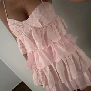 Rosa volangklänning med tunna axelband - Supersöt kort rosa klänning med flera lager volanger och tunna axelband. Perfekt för sommaren! 💕💕
