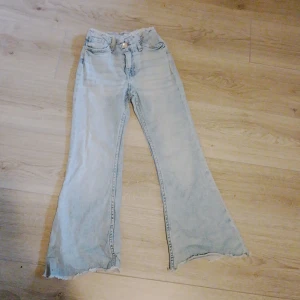 Ljusblå bootcut jeans med råa kanter - Säljer ett par ljusblå jeans, det e använda fårtal gånger ungefär 2 gånger och de e as snygga jeans 