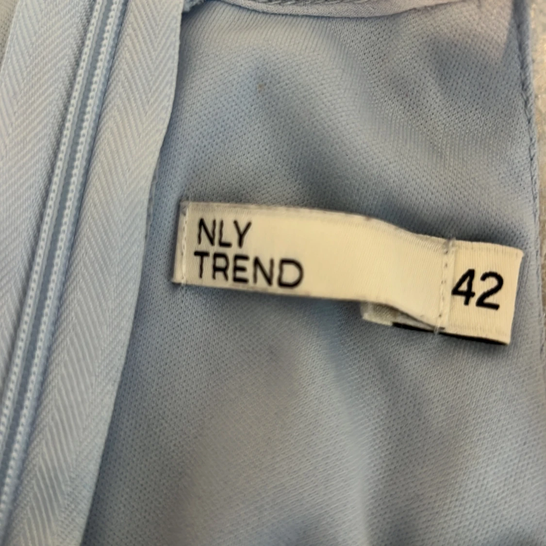 Ljusblå spetsklänning från NLY Trend - 2