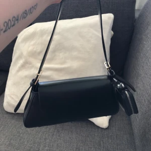  AirPods-fodral -  AirPods-fodral med dragkedja perfekt att hänga på väskan. Enkel och clean design. (jag har airpods pro). inte använd den kom med väskan 💕