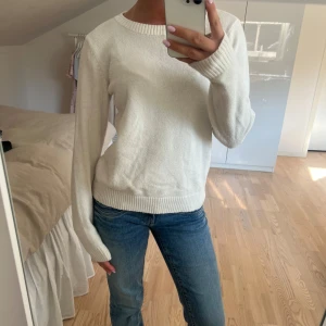 Vit stickad tröja - Enkel och stilren vit stickad tröja med rund halsringning och långa ärmar. Passar till allt!💗
