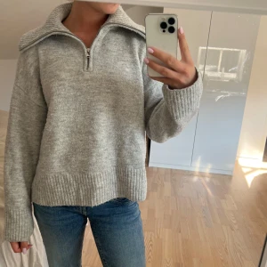 Grå stickad tröja med half zip - Mysig grå stickad tröja med bred krage och half zip-dragkedja. Perfekt inför hösten💗