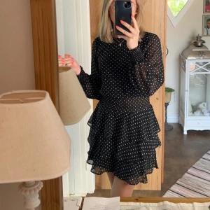 Svart prickig klänning Gina Tricot - Supersöt prickig klänning från Gina Tricot som tyvärr blivit för liten😢