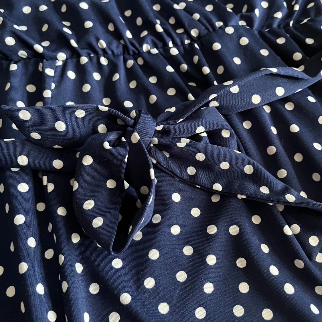 Mörkblå prickig Jumpsuit shorts Bubbleroom - 1