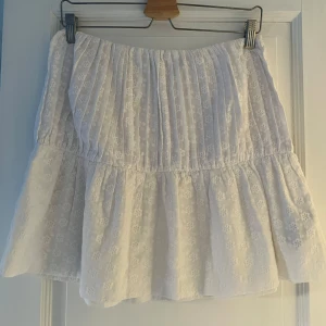 Vit volangkjol med broderade blommor - Söt vit broderad kortkjol🤍köpt på Vinted i nyskick.  