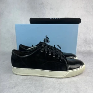 Lanvin DBB1 cap toe sneaker - – Condition: 9/10  – Size: UK12  – What is included: Dustbag  – Retail price: 6400 SEK  This model fits big, our recommendation would be to go down one size from your normal one.
