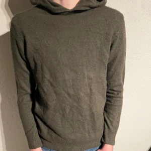 Grön hoodie från Oscar Jacobson  - Säljer nu denna otroligt feta gröna oscar Jacobson hoodien i storlek S men sitter lite mindre så passar även XS eller mindre. Hoodien är något nopprig men inget man tänker på, skick 7,5/10. Nypris:1600kr. Bara höra av sig vid frågor!