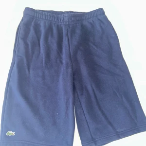 Mörkblå mjukisshorts från Lacoste - Mjuka, sköna. Passar folk som vanligtvis bär L/XL. Aldrig använda