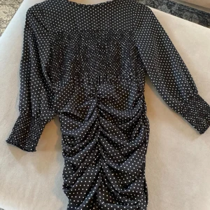 Klänning! -  Prickig! Jättefin klänning!  Nyskick!  Dragkedja bak!  