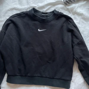 Svart Nike sweatshirt med öppen rygg - Bra skick.