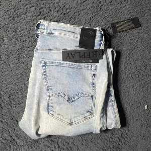 Reglat Waitom jeans  - Helt nya Replay jeans! Börja följ för jag har över 100 par helt nya Replay jeans som kommer laddas upp!!!Tyvärr kan jag inte skicka bild när jag själv bär plagget då jag för det första ofta inte kan ha storlekarna jag säljer och för det andra skulle det bli alldeles för mycket jobb när jag säljer så mycket, så jag rekommenderar att man kikar måtten på sista bilden heller googlar på modellnamnet för att se passformen :) längd 108cm midja 45cm benvidd 19cm (3)