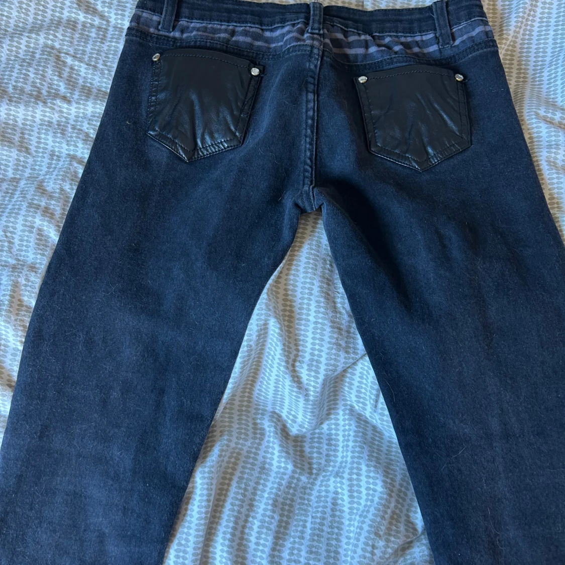 Svarta jeans med skinn och dragkedjor - 2