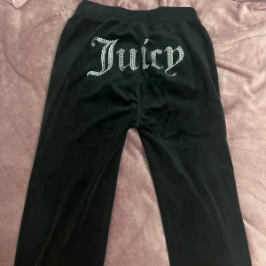 Svarta Juicy Couture mjukisbyxor i velour - knappt använda jättefina juicy byxor. priset går att diskutera💕