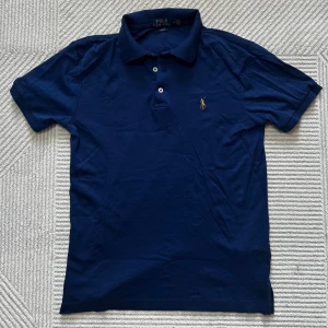 Ralph lauren piké | M - Blå Ralph lauren piké | mycket fint skick och inga defekter | 100% bomull | om du har några funderingar tveka då inte på att höra av dig | ⚜️