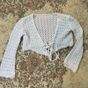 stickad bolero - supergullig vit stickad bolero perfekt nu till sommaren! luftig och skön.