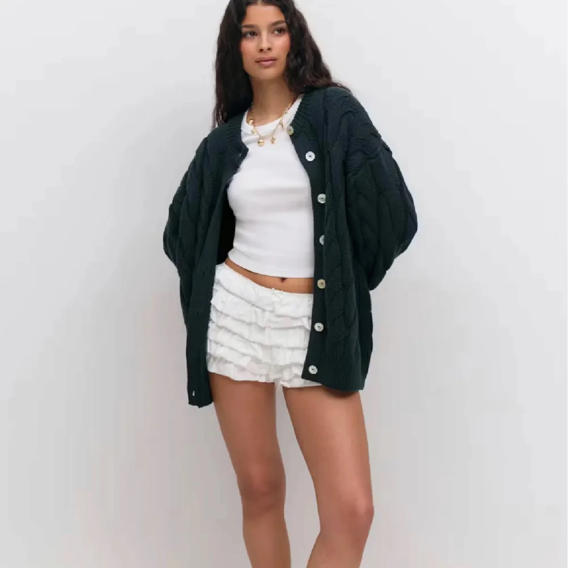 Stickad kofta med knappar, kabelmönster - 1