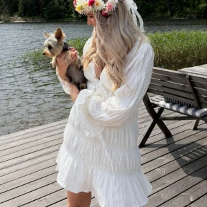 Vit omlottklänning med volang - Superfin populär vit kortklänning från NAKD. Använd en gång.