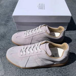 Maison margiela - Ett par riktigt feta maison margielas i storlek 43, box och dustbags fås med, skickar samma dag!