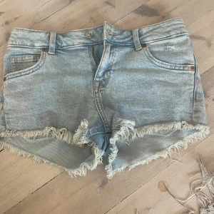 Jeansshorts  - Säljer dom här jeansshorts från HM i strlk 32🥰